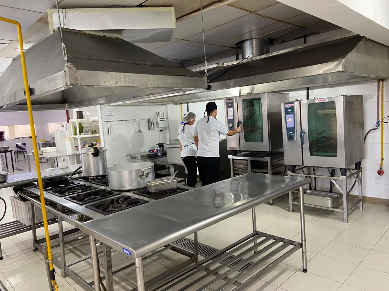 Equipe da Dom Rubi trabalhando na cozinha industrial em Suzano