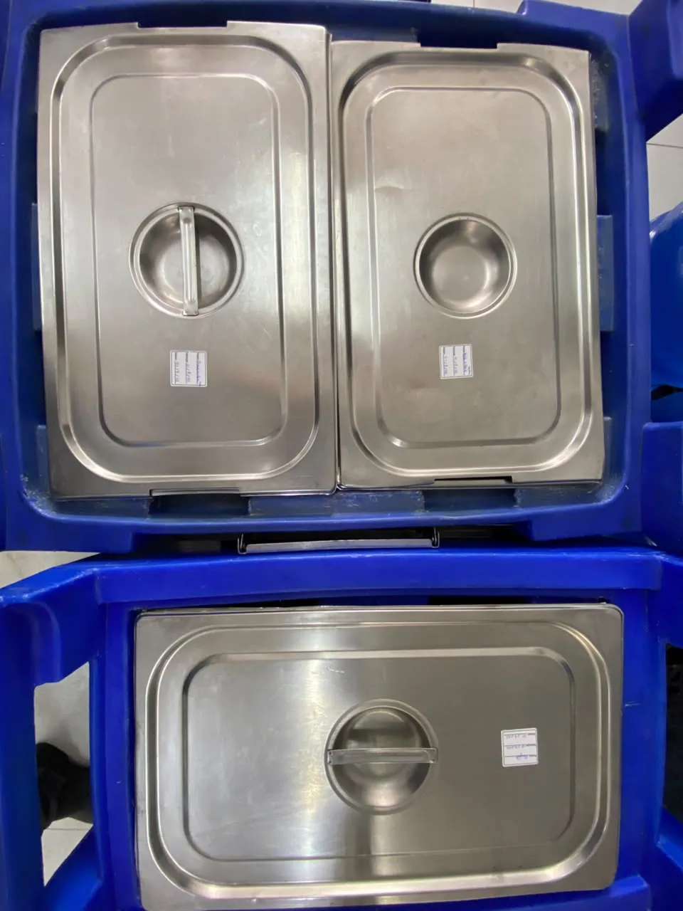 Caixa térmica hotbox azul com cubas de inox tampadas, prontas para o transporte de refeições