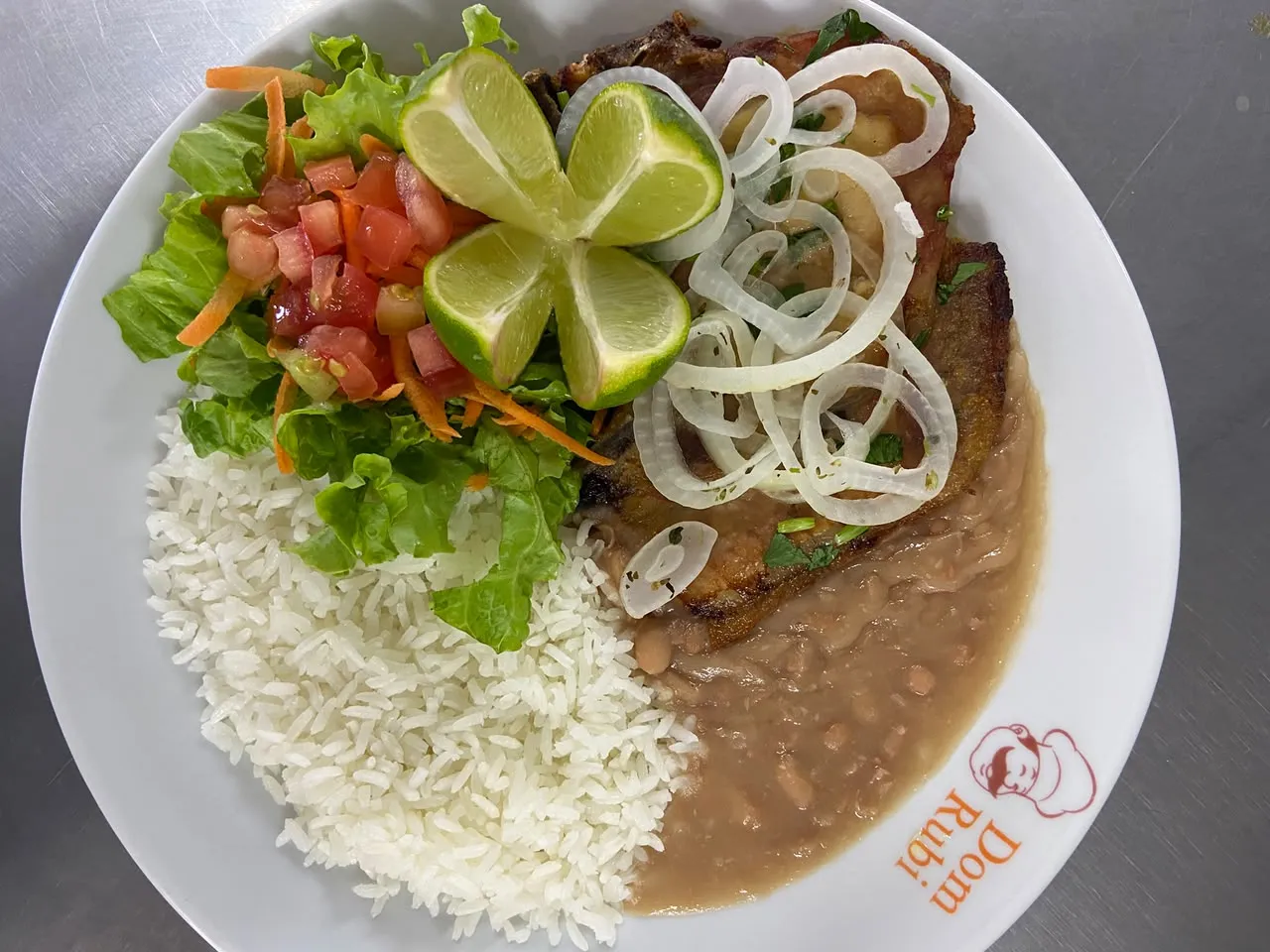 Prato da Dom Rubi com arroz, feijão, carne, cebola, salada de alface e tomate